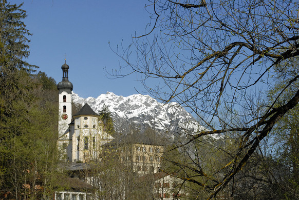 Kirche Tschagguns mit B__umen und Gebirge - 010 - Copyright by Gerhard Scopoli.jpg