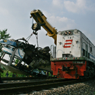 Indonesien: Zug rast in Mini-Bus
