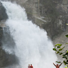 Wasserfall-Kinder-am-Stein.JPG