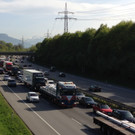 Stau vor dem Pfändertunnel, zähflüssiger Verkehr durch Bregenz