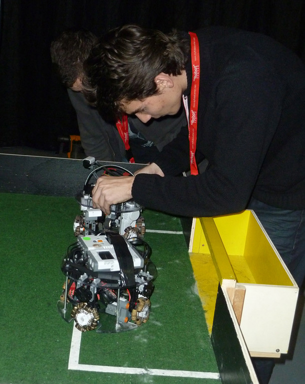 Robo5cSoccer_jpg-1335949996