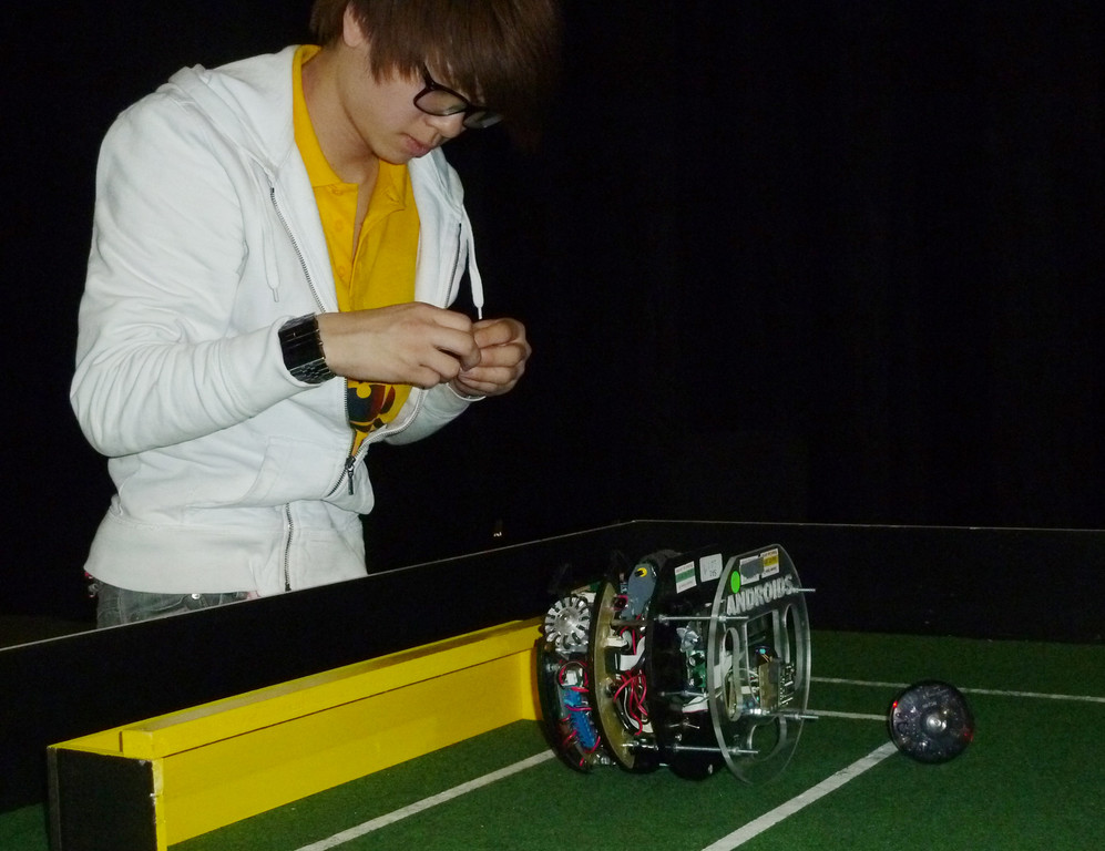 Robo5eSoccer_jpg-1336142317
