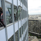 Alain Robert erklimmt Tour First