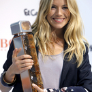 Schauspielerin Sienna Miller auf dem roten Teppich