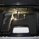 Dreifache Mutter mit goldener Pistole bedroht
