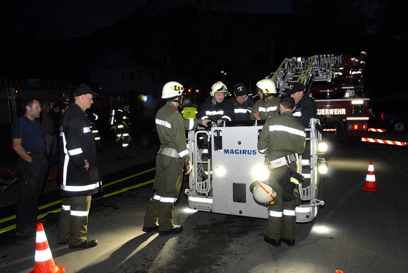 Feuerwehr__bung mit Drehleiter - 093 - Copyright by Gerhard Scopoli.jpg