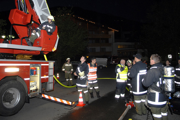 Feuerwehr__bung mit Drehleiter - 101 - Copyright by Gerhard Scopoli_jpg-1337092589