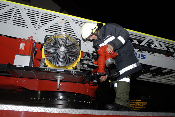 Feuerwehr__bung mit Drehleiter - 123 - Copyright by Gerhard Scopoli.jpg