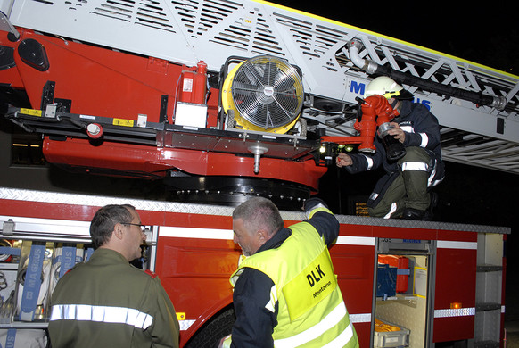 Feuerwehr__bung mit Drehleiter - 124 - Copyright by Gerhard Scopoli.jpg