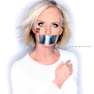 Cindy McCain setzt sich für NOH8, eine Organisation welche für die Rechte von Homosexuellen kämpft, ein. 