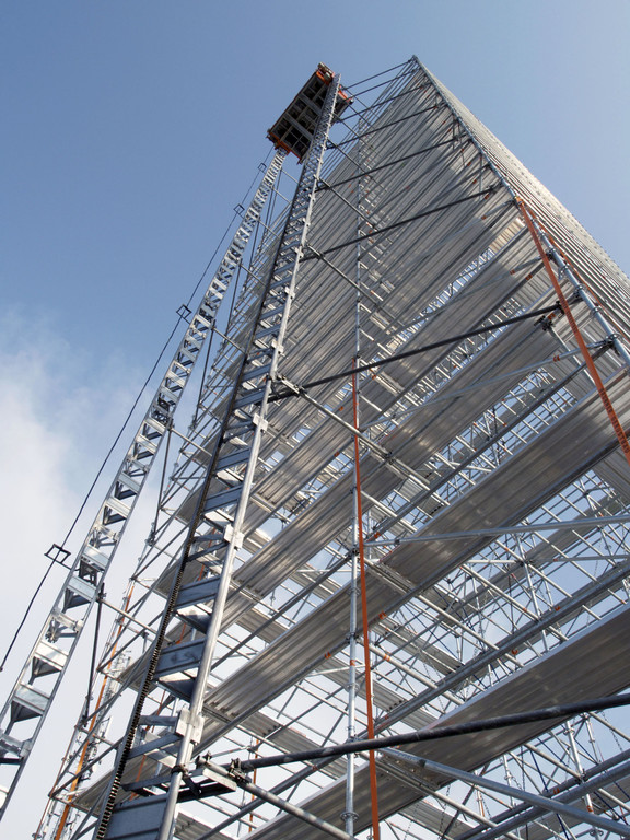 Bild 2 Attraktion beim Jubil__umsfest ___ der 30 Meter hohe Aussichtsturm__JPG-1338215421