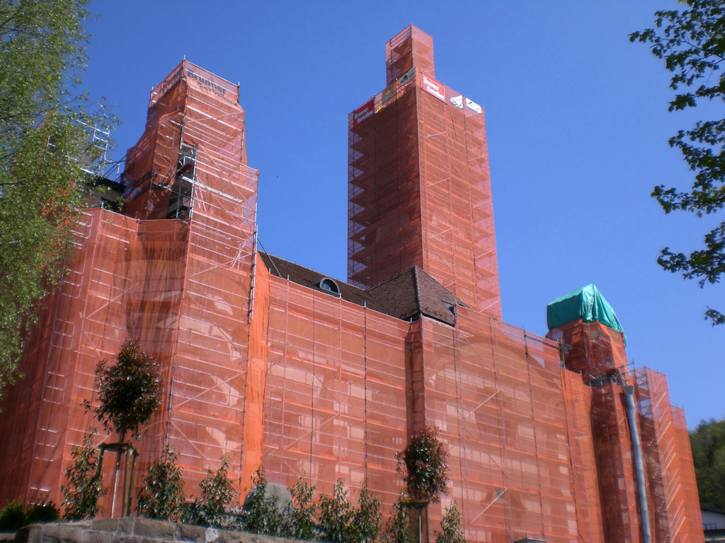 Bild 4 K__nstlerisch verpackt wurde die Kirche in Koblach_JPG-1338215431