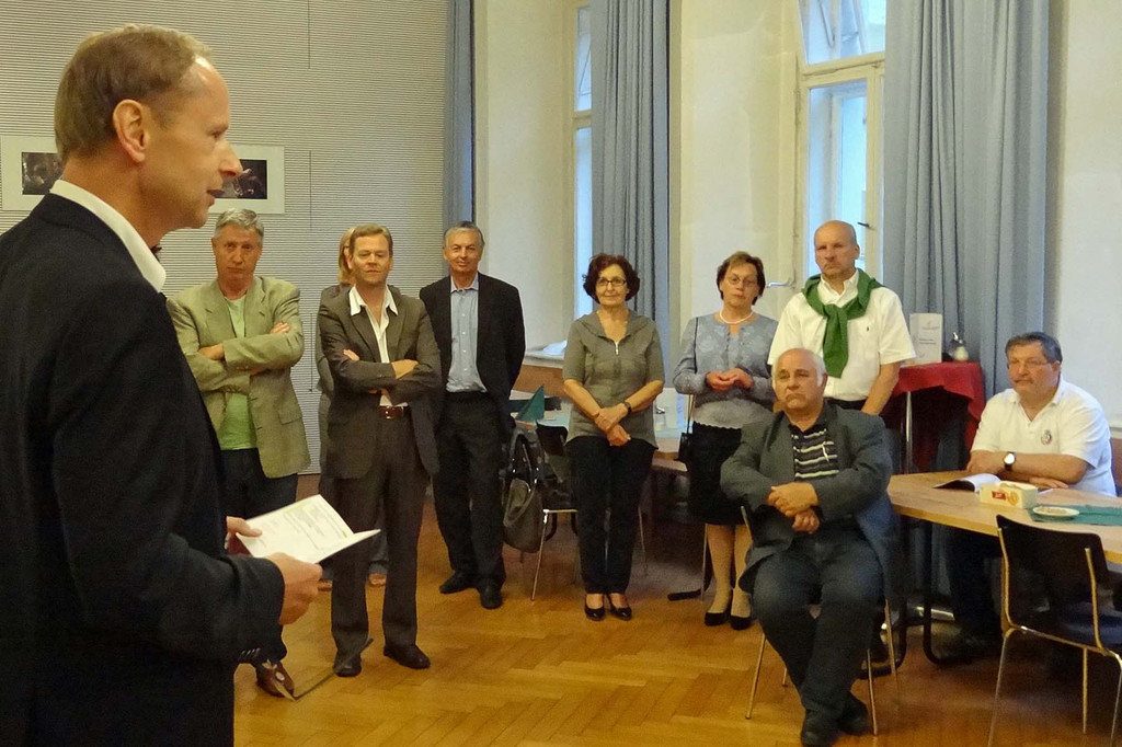 Dr_ Hartmann mit Fotografen.jpg