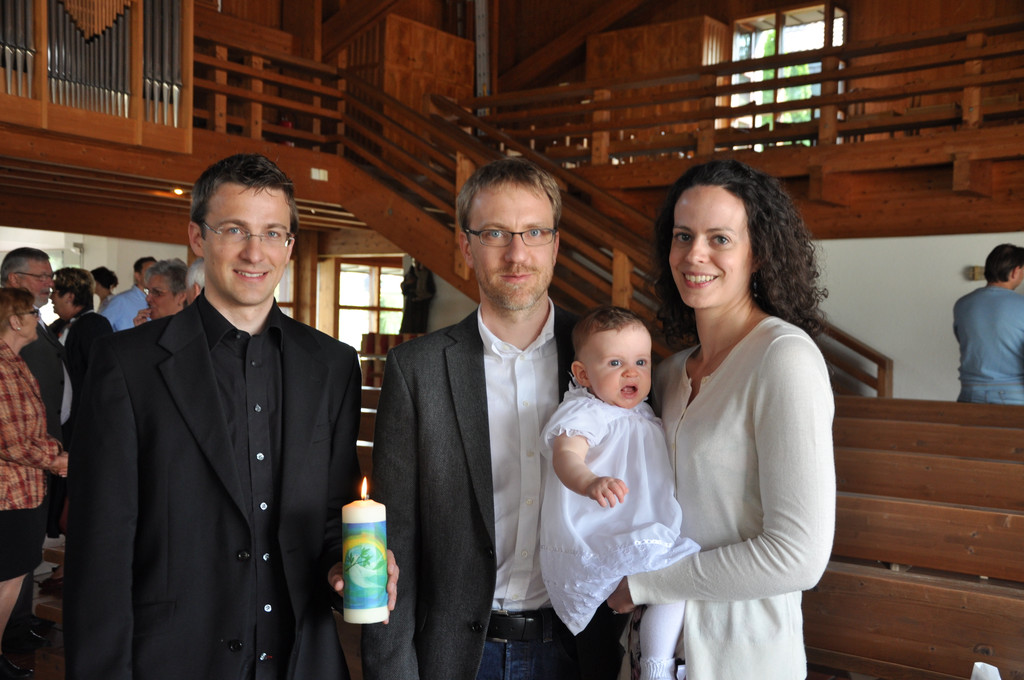 Norah mit Eltern und Taufpate Johannes_JPG-1338747386
