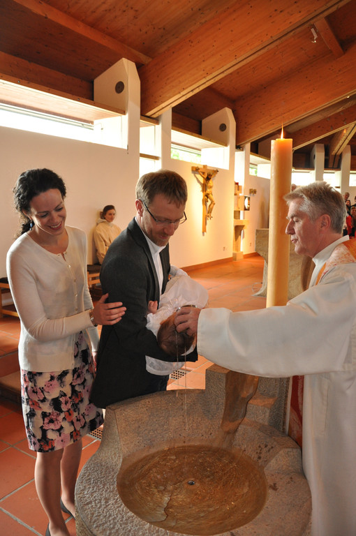 Norah mit Eltern und Pfr Sepp Franz_JPG-1338747565