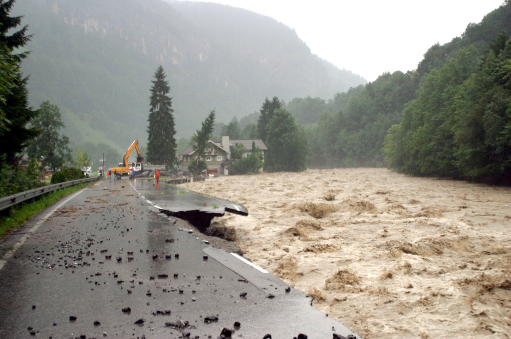 __berflutung im Jahr 2005 in Mellau an der L200.JPG