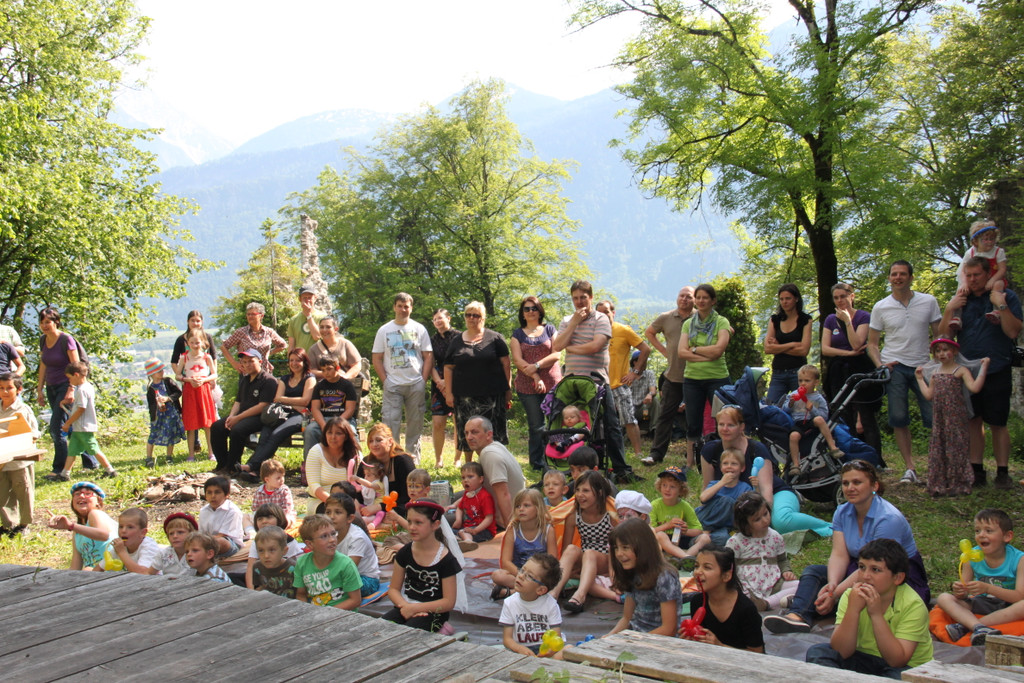 IMG_1622 Kinder auf der Burgruine_JPG-1339587235