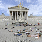 Künstler-Flashmob vor dem Parlament am 21. Juni 2012