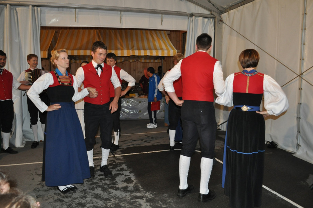 Fl__chtlingsfest Trachtengruppe.jpg