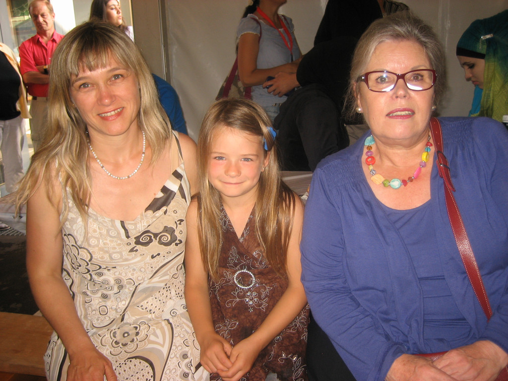 Stellenleiterin Fl__chtlingshilfe Annibe Riedmann_ Clara und ingried Manser.JPG