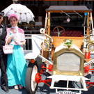 Der Kirchplatz wurde kurzerhand zum Oldtimer-Tummelplatz.