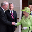 Queen gibt IRA-Kämpfer die Hand