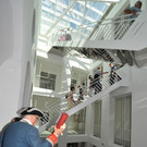 lichthof_mit_skulpturalem_stiegenhaus_003644041.jpg
