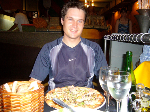 Essen_in_Argentinien_pizzagiltalszweitesNationalgericht.JPG