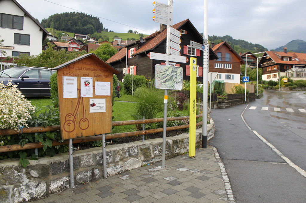 Kriasi-Verkaufsstellen-Info-Tafel am Ortseingang_jpg-1341509851