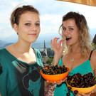 Sandra und Martina freuen sich immer sehr __ber die s____en Vitaminbomben_jpg-1341509787