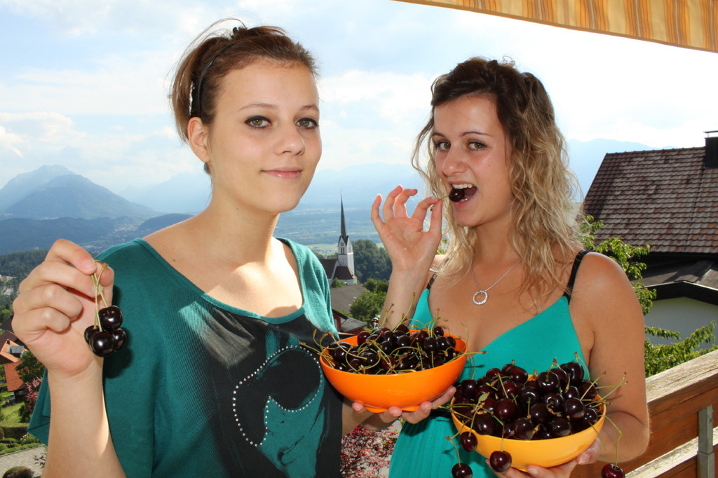 Sandra und Martina freuen sich immer sehr __ber die s____en Vitaminbomben_jpg-1341509787