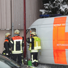 Rettungswagen kracht in Haus