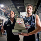 Sieger Alexander Lanegger mit Host Markus Carr __ Mirja Geh_Red Bull Contentpool.jpg