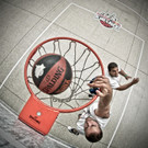 Zweikampf unter dem Korb __ Mirja Geh_Red Bull Contentpool.jpg