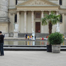 Greenpeace-Aktion: Eisbären-Eisskulptur vor der Wiener Karlskirche am 16. Juli 2012