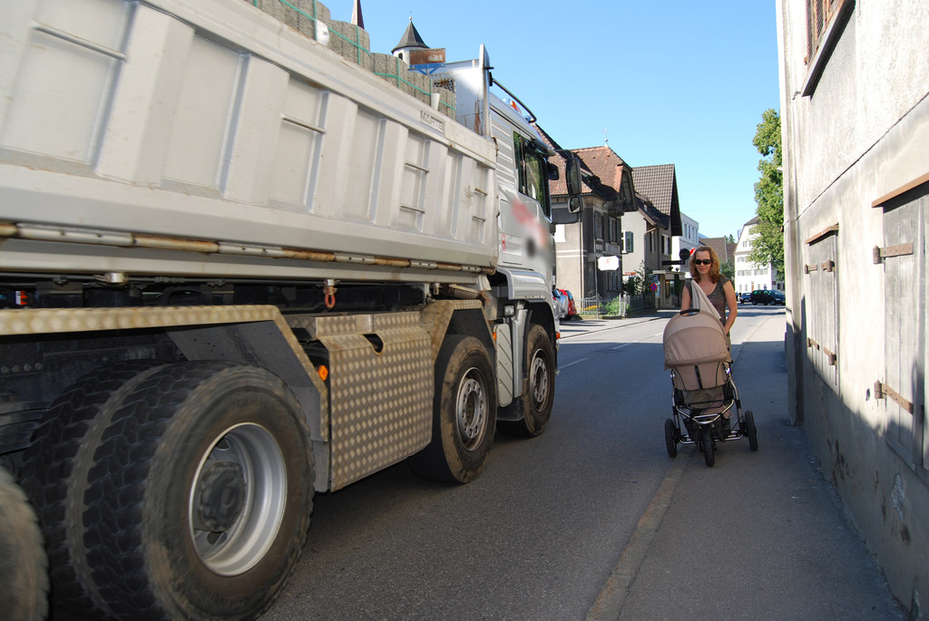 1_20120716_pa_gehsteig kinderwagen_ ringstra__e_kb_jpg-1342507793