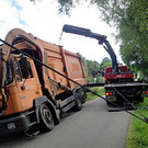 Lkw droht umzustürzen