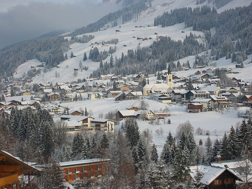 800px-Riezlern-Kleinwalsertal_Dorfmitte.jpg