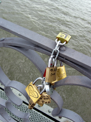 liebesschloss_bruecke2_jpg-1342809368