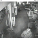 Bilder der Überwachungskamera - Raub vor Wettbüro in Rankweil