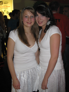 11 Zwei Schneeflocken_ Sarah und Mirjam.jpg