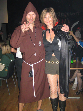 15 Eine perfekte Kombi_ Egon und Christine G__ssl als M__nch und Vampir.jpg