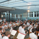Dorffest-Auftakt mit Militärmusik und "Lochauer Bierblosn"