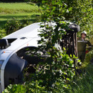 Kleinbus nach Unfall im Bezirk Baden in Bach gestürzt