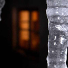 Die Kalten Temperaturen haben deutschland voll im Griff- Eiszapfen vor einem Fenster in Kaufbeuren, Bayern.