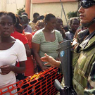 Die Warenausgabe Port-au-Prince, Haiti, erfolgt nur noch an Frauen.