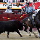 Ein spanischer Torero während eines Stierkampfes in Santamaria in Bogota, Kolumbien.