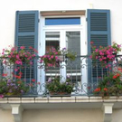 Balkonfenster mit Blumen.jpg