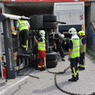 LKW in Wiener Neudorf umgekippt