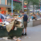 Leute wühlen in Mistcontainer auf Mariahilfer (Leserreport)